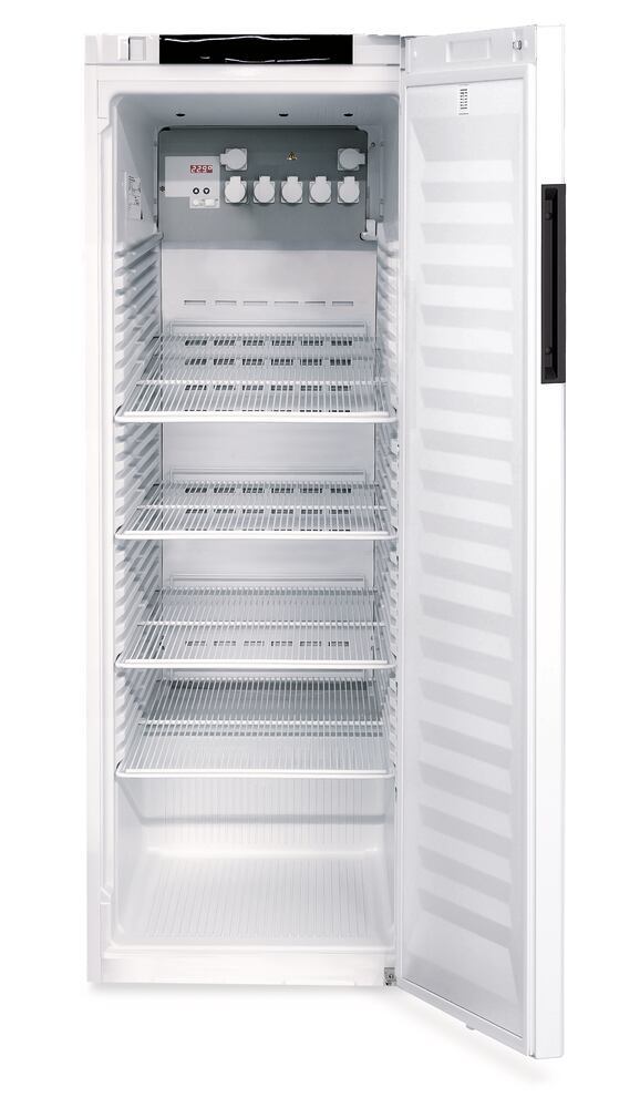 Refrigerators and freezer appliances